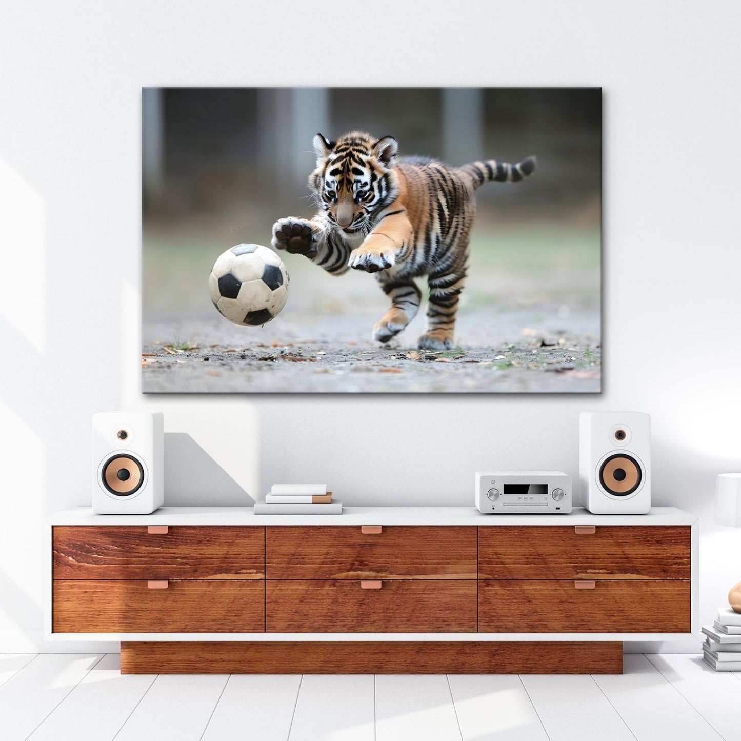 Leinwandbild Tigerbaby im Spielrausch – voller Energie am Ball. - deyoli