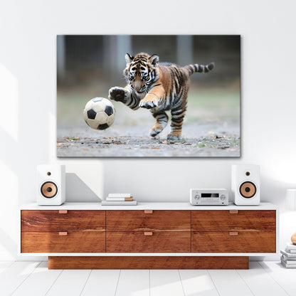 Leinwandbild Tigerbaby im Spielrausch – voller Energie am Ball. - deyoli