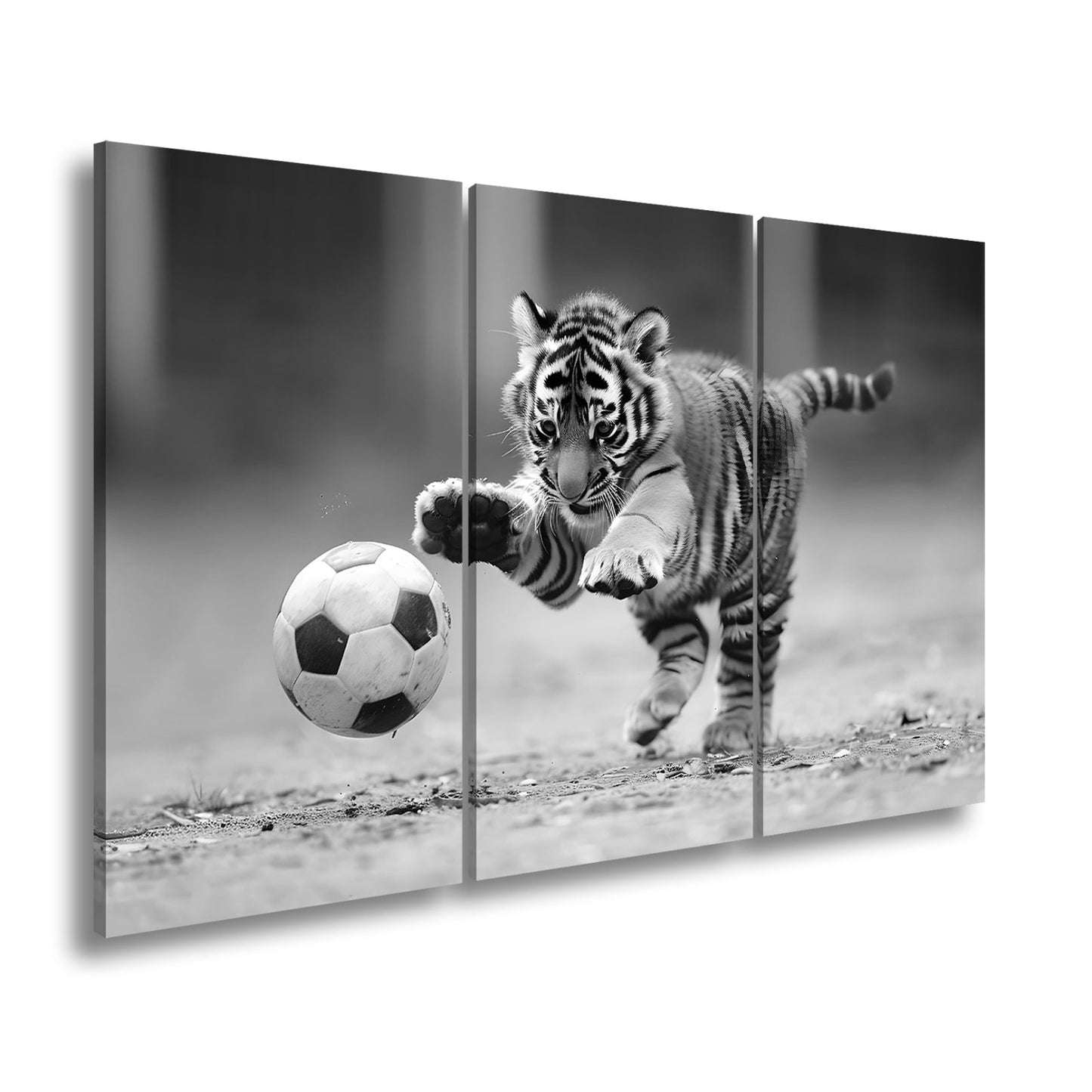 Leinwandbild Tigerbaby im Spielrausch – voller Energie am Ball. - deyoli