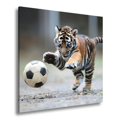 Leinwandbild Tigerbaby im Spielrausch – voller Energie am Ball. - deyoli