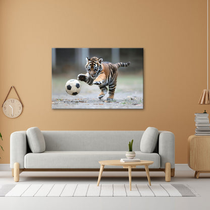 Leinwandbild Tigerbaby im Spielrausch – voller Energie am Ball. - deyoli