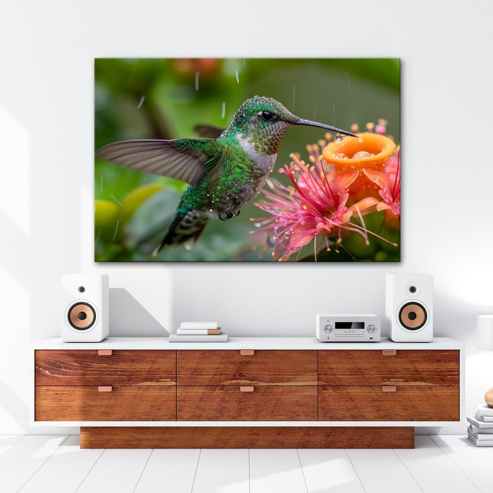 Leinwandbild Tropfenglanz auf Smaragd – ein Kolibri küsst die Blüte. - deyoli
