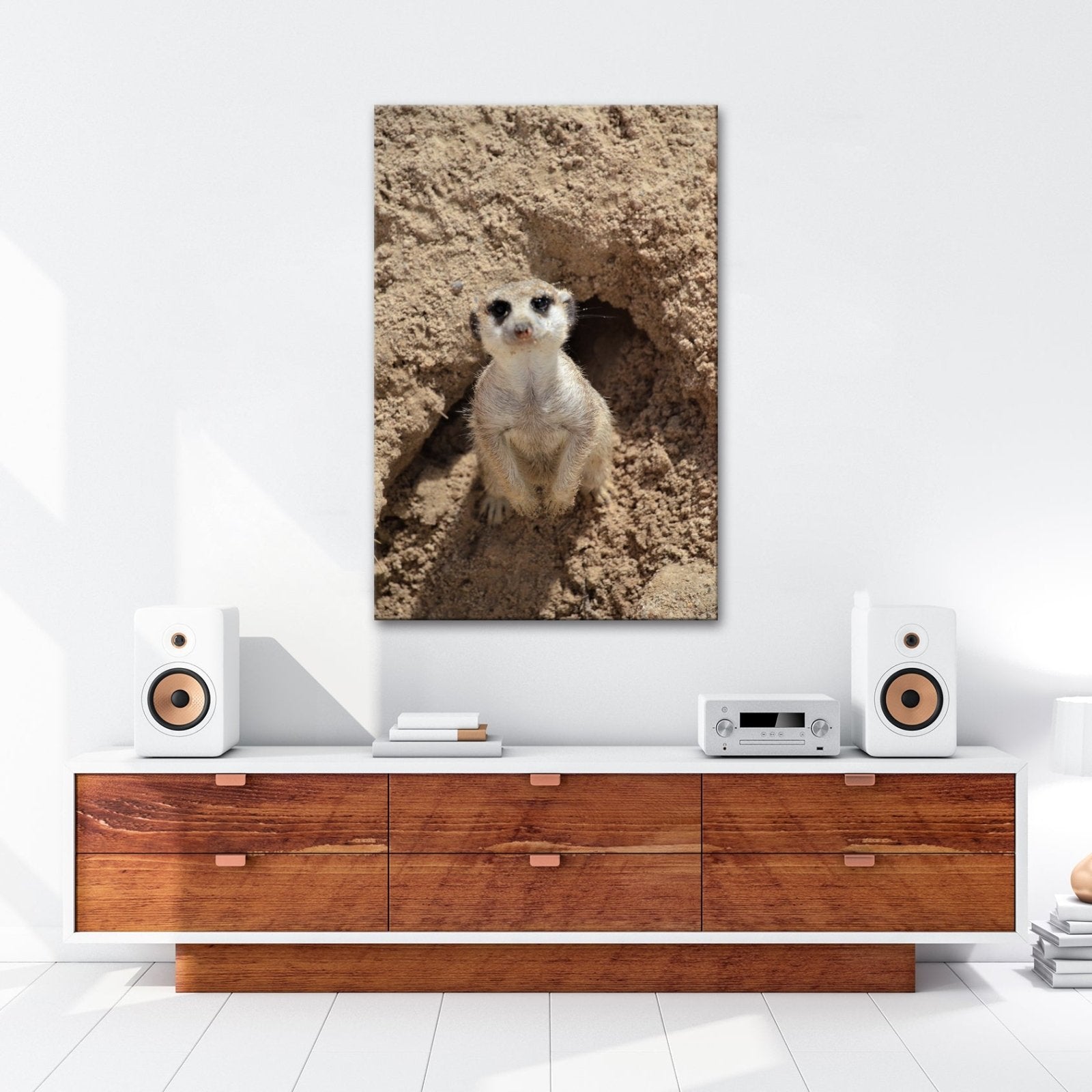 Leinwandbild Wachsames Erdmännchen – klein, flink, stets auf der Hut. - deyoli