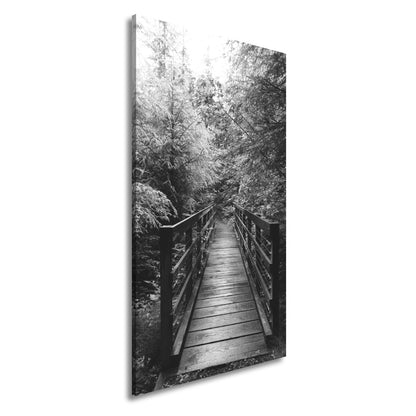 Leinwandbild Waldbrücke XXL – In goldenem Licht lädt zum Eintauchen in die Natur - deyoli