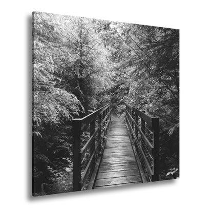 Leinwandbild Waldbrücke XXL – In goldenem Licht lädt zum Eintauchen in die Natur - deyoli