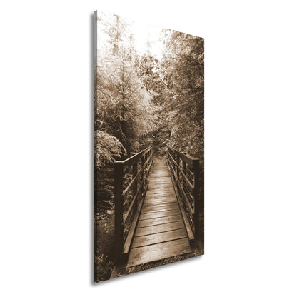 Leinwandbild Waldbrücke XXL – In goldenem Licht lädt zum Eintauchen in die Natur - deyoli