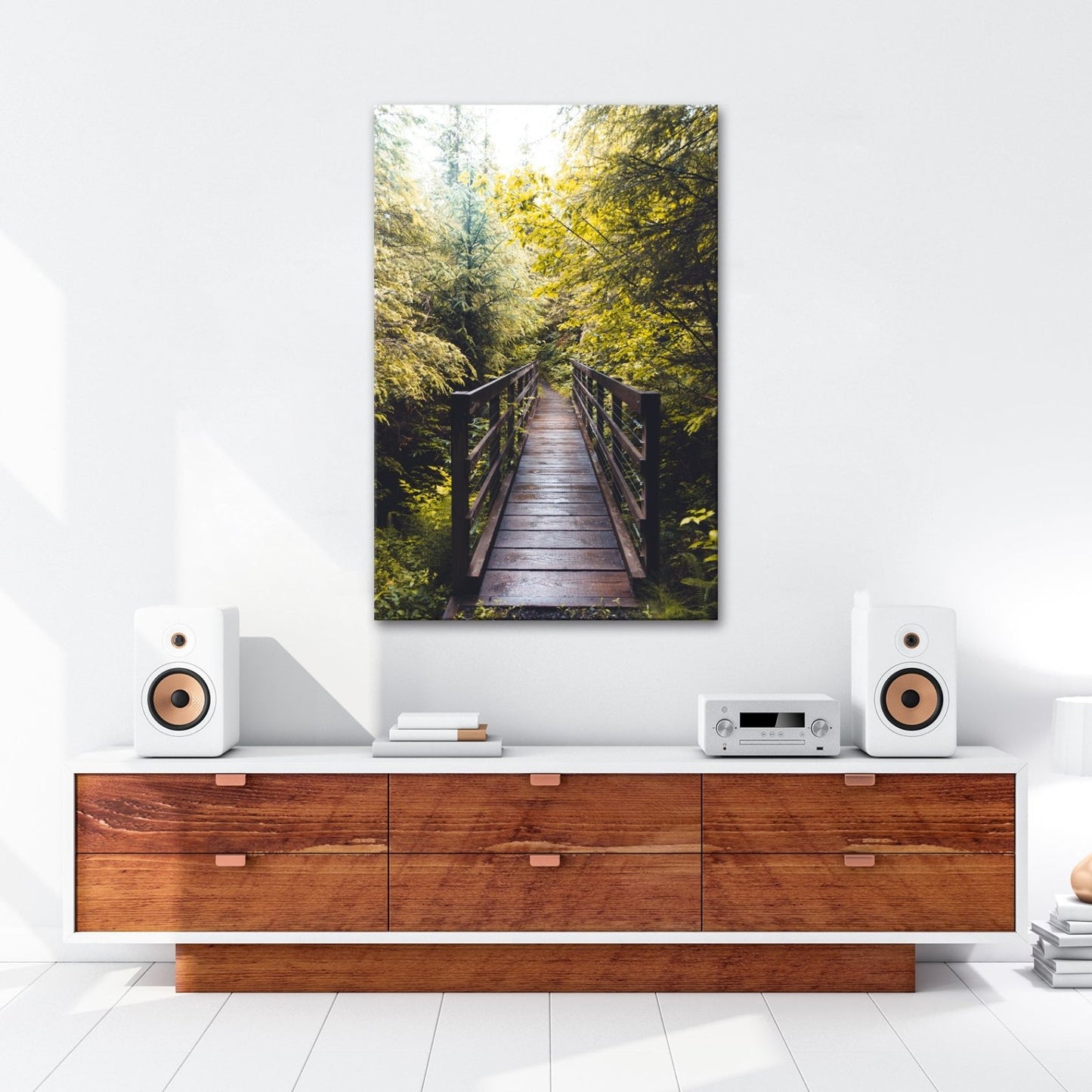Leinwandbild Waldbrücke XXL – In goldenem Licht lädt zum Eintauchen in die Natur - deyoli
