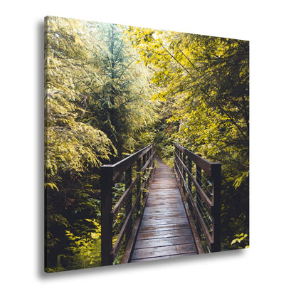 Leinwandbild Waldbrücke XXL – In goldenem Licht lädt zum Eintauchen in die Natur - deyoli
