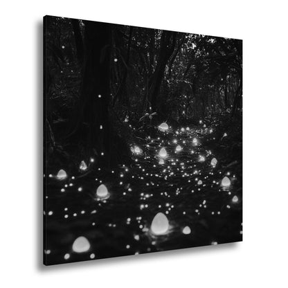 Leinwandbild Waldlichter: Magischer Pfad voller sanft glühender Lichtpunkte - deyoli