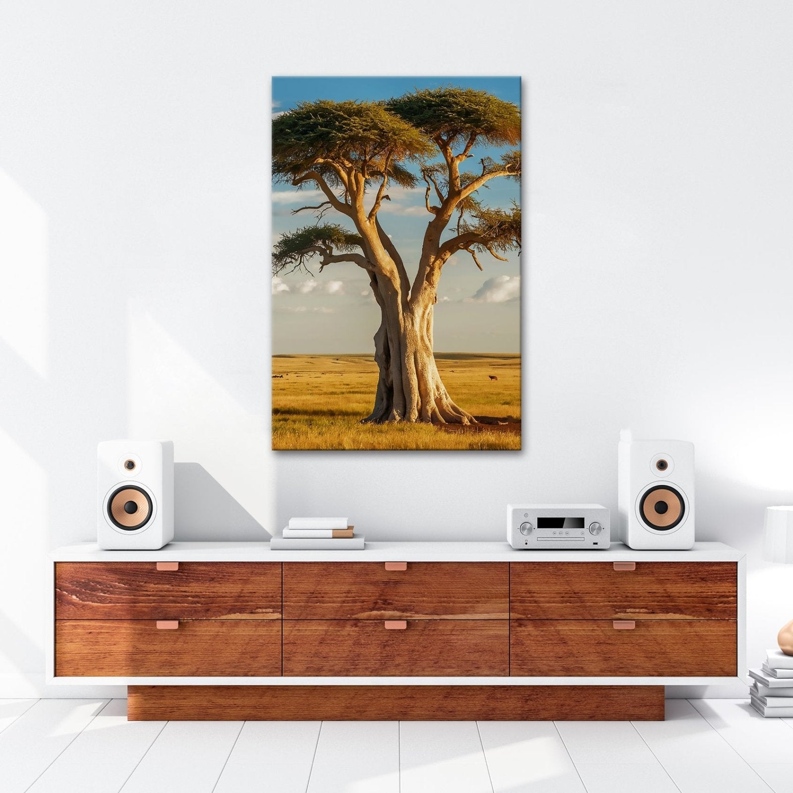 Leinwandbild Weiser Baum in goldener Savanne – Wächter der Weite. - deyoli