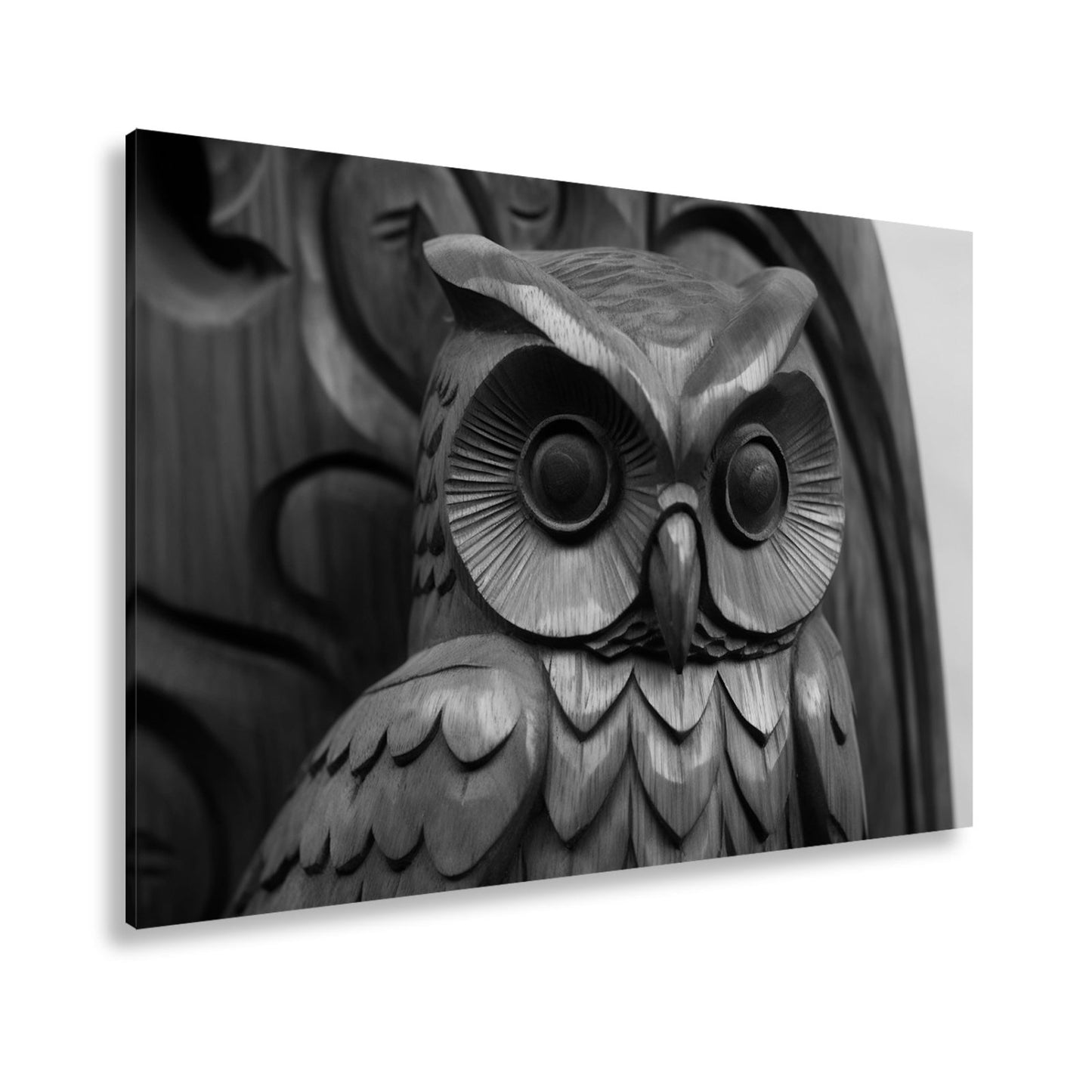 Leinwandbild Weisheit aus Holz – die Eule blickt mit ruhiger Tiefe. - deyoli