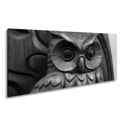 Leinwandbild Weisheit aus Holz – die Eule blickt mit ruhiger Tiefe. - deyoli