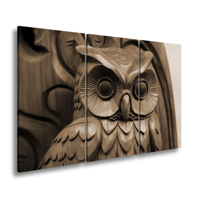 Leinwandbild Weisheit aus Holz – die Eule blickt mit ruhiger Tiefe. - deyoli