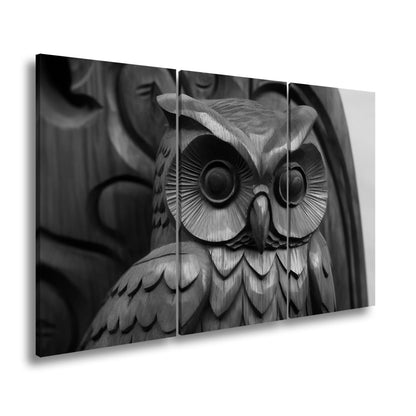 Leinwandbild Weisheit aus Holz – die Eule blickt mit ruhiger Tiefe. - deyoli