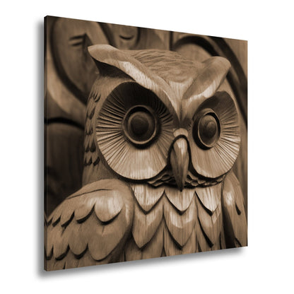 Leinwandbild Weisheit aus Holz – die Eule blickt mit ruhiger Tiefe. - deyoli