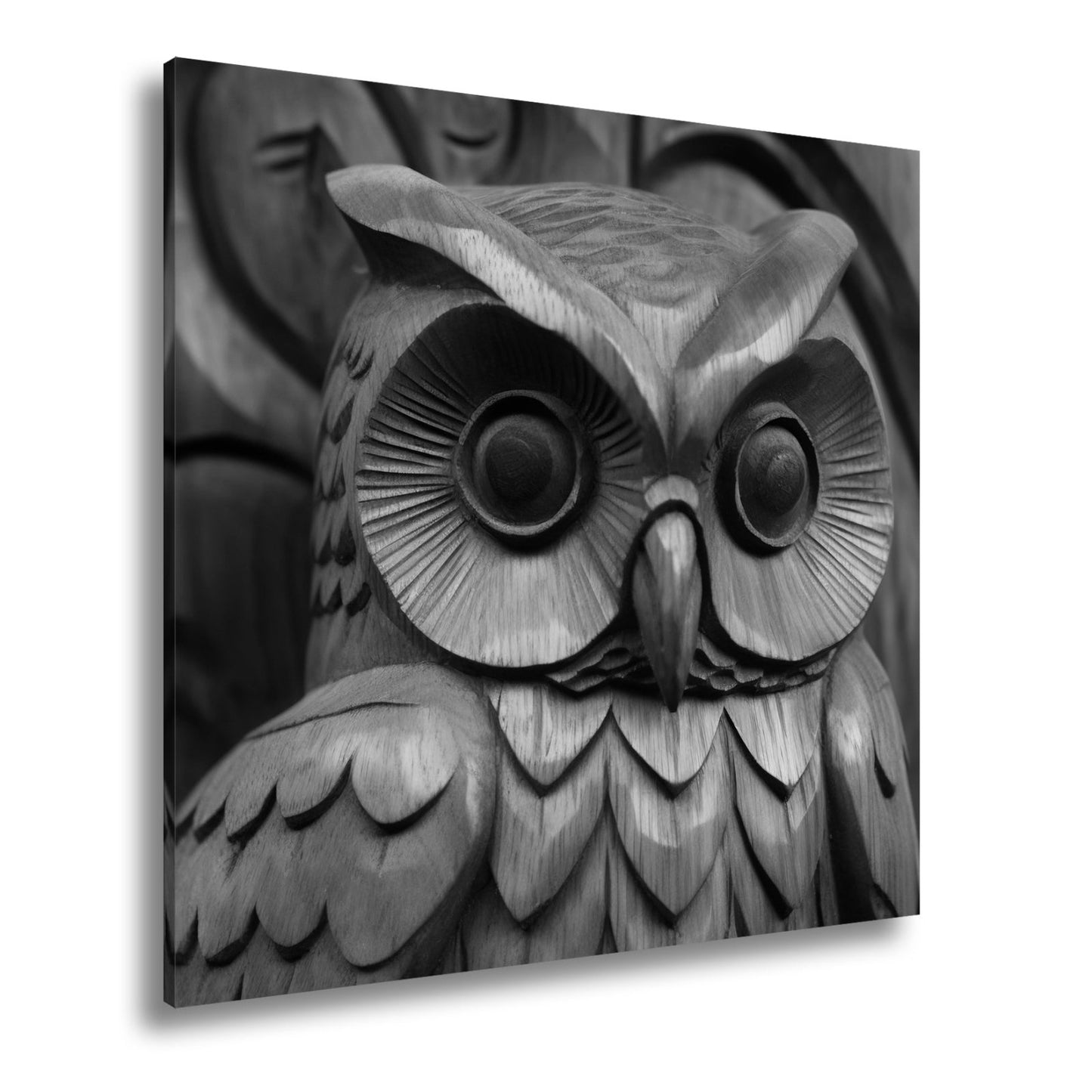 Leinwandbild Weisheit aus Holz – die Eule blickt mit ruhiger Tiefe. - deyoli