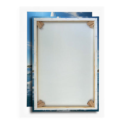 Leinwandbild Weißes Segel küsst den Horizont an klarer Küste. - deyoli