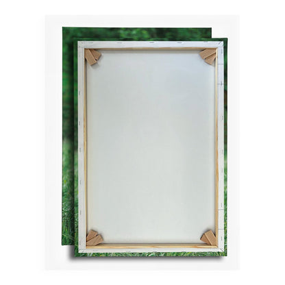 Leinwandbild Wilde Anmut im Grünen – eine Ziege wie aus Legenden. - deyoli