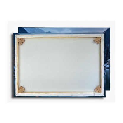 Leinwandbild Winterkapelle am See – Blaue Idylle Schnee XXL Canvas - deyoli