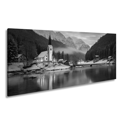 Leinwandbild Winterkapelle am See – Blaue Idylle Schnee XXL Canvas - deyoli