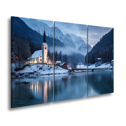 Leinwandbild Winterkapelle am See – Blaue Idylle Schnee XXL Canvas - deyoli