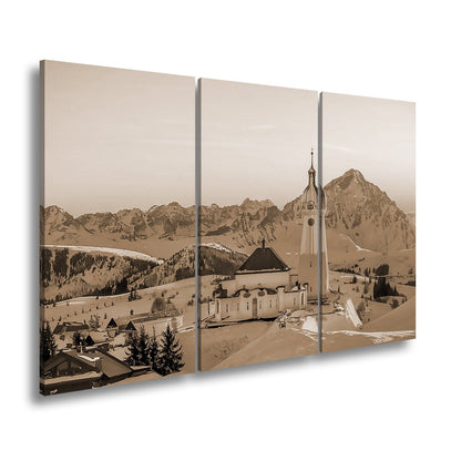 Leinwandbild Winterkirche im Alpenglühen – Stille trifft Erhabenheit. - deyoli