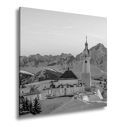 Leinwandbild Winterkirche im Alpenglühen – Stille trifft Erhabenheit. - deyoli