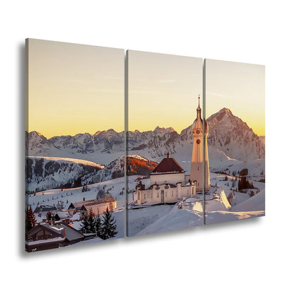Leinwandbild Winterkirche im Alpenglühen – Stille trifft Erhabenheit. - deyoli