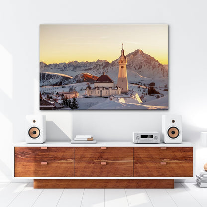 Leinwandbild Winterkirche im Alpenglühen – Stille trifft Erhabenheit. - deyoli