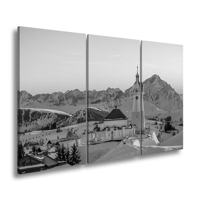 Leinwandbild Winterkirche im Alpenglühen – Stille trifft Erhabenheit. - deyoli