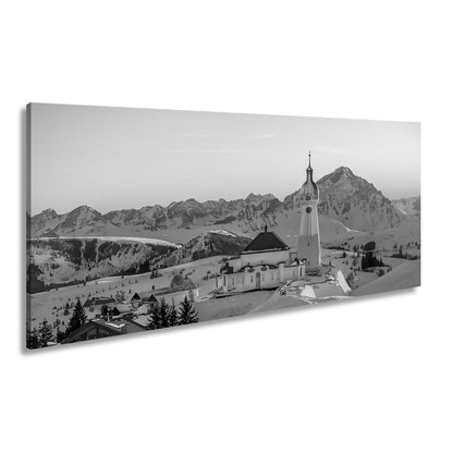 Leinwandbild Winterkirche im Alpenglühen – Stille trifft Erhabenheit. - deyoli