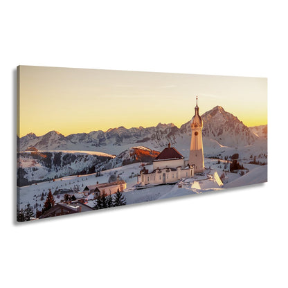 Leinwandbild Winterkirche im Alpenglühen – Stille trifft Erhabenheit. - deyoli