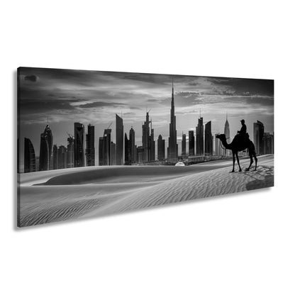 Leinwandbild Wüstensilhouette trifft auf Dubais flammenden Abendhimmel - deyoli