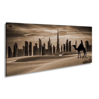 Leinwandbild Wüstensilhouette trifft auf Dubais flammenden Abendhimmel - deyoli