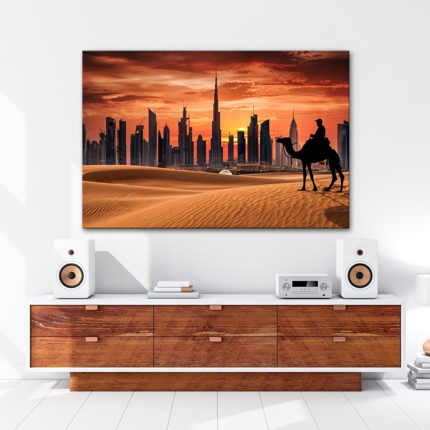 Leinwandbild Wüstensilhouette trifft auf Dubais flammenden Abendhimmel - deyoli