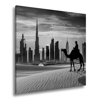 Leinwandbild Wüstensilhouette trifft auf Dubais flammenden Abendhimmel - deyoli