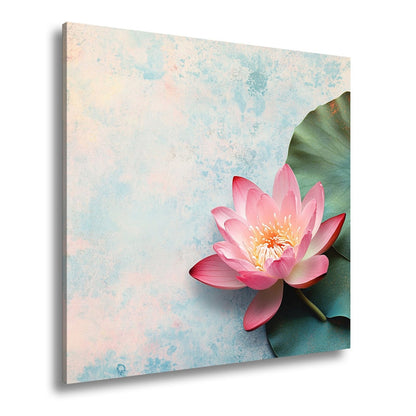 Leinwandbild Zarte Lotusblüte ruht auf pastellfarbenem Wassergrund. - deyoli