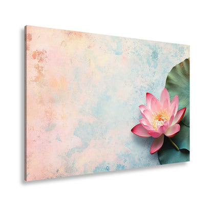 Leinwandbild Zarte Lotusblüte ruht auf pastellfarbenem Wassergrund. - deyoli