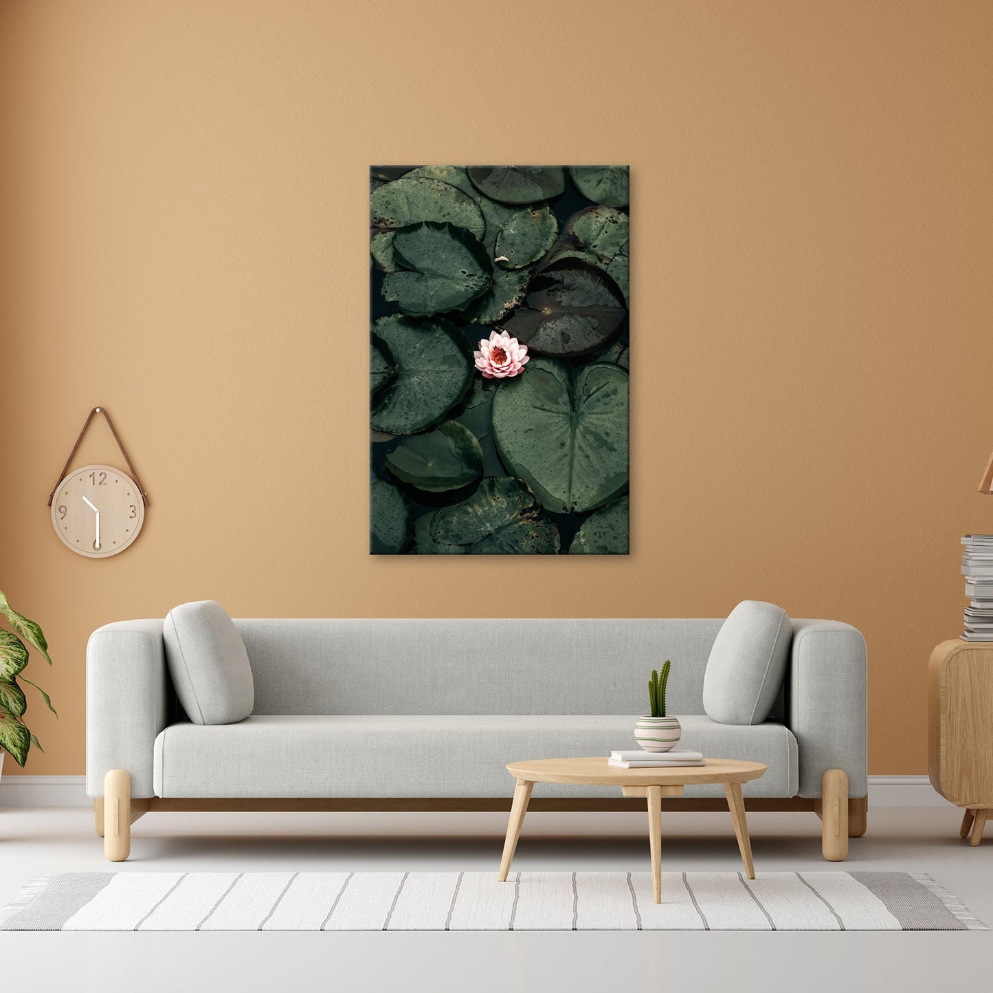 Leinwandbild Zarte Seerose ruht auf dunklem Wasser voller Stille. - deyoli