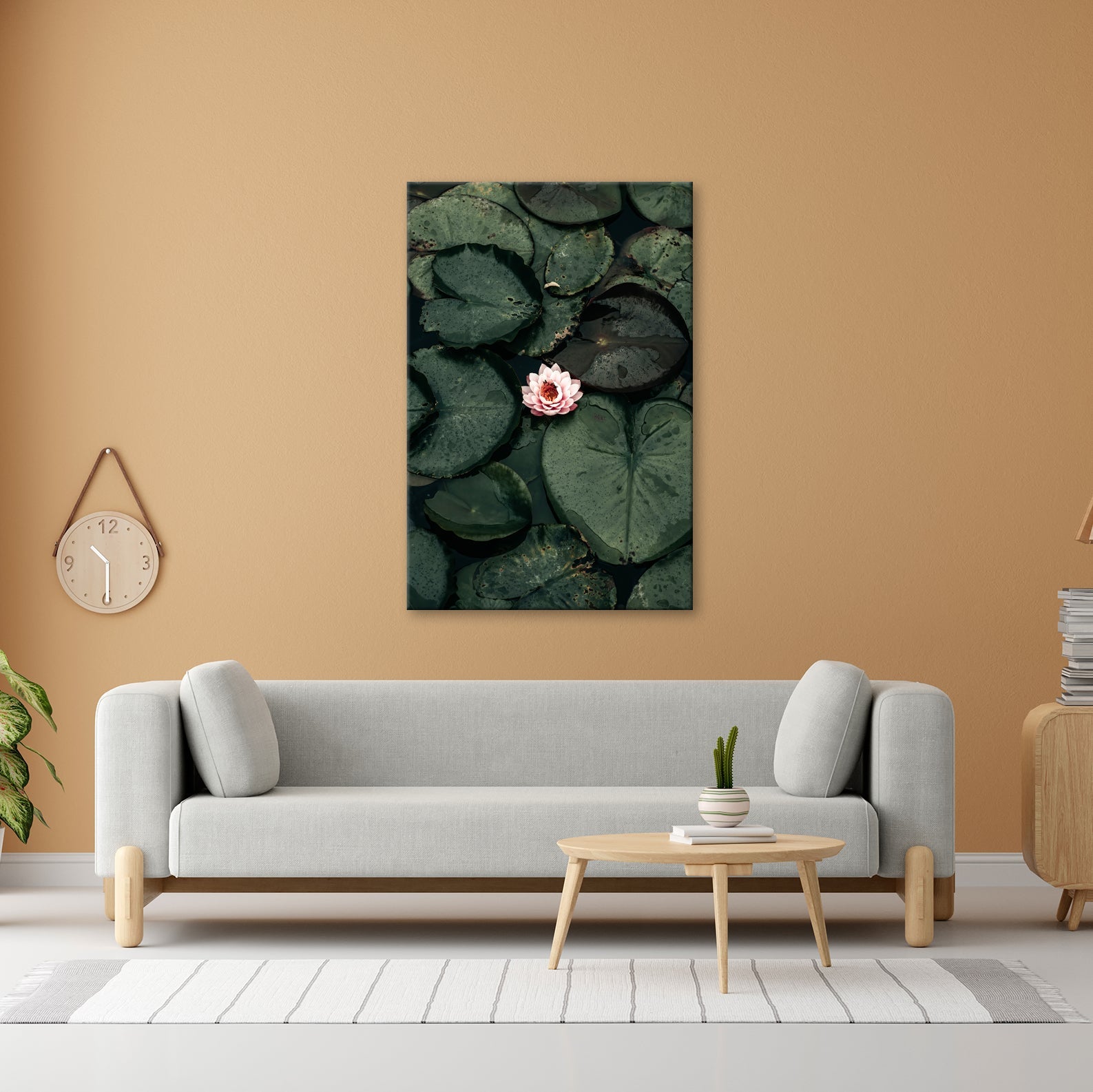 Leinwandbild Zarte Seerose ruht auf dunklem Wasser voller Stille. - deyoli