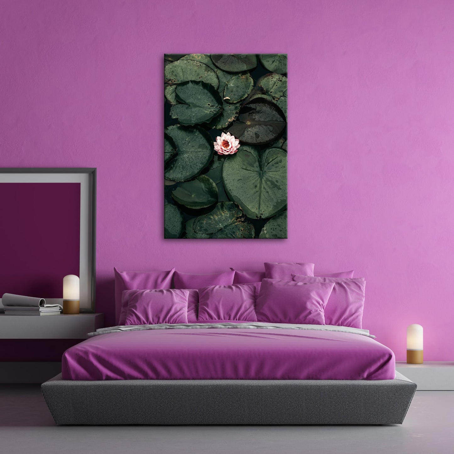 Leinwandbild Zarte Seerose ruht auf dunklem Wasser voller Stille. - deyoli