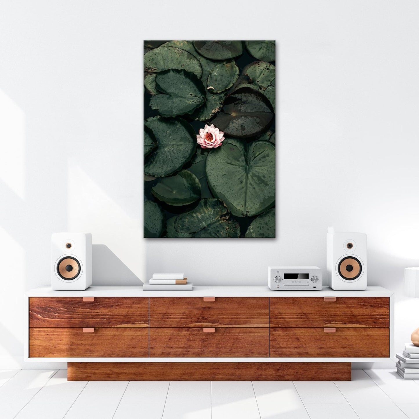 Leinwandbild Zarte Seerose ruht auf dunklem Wasser voller Stille. - deyoli