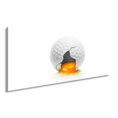Leinwandbild Zartes Geheimnis – ein Golfball, der Eigelb verbirgt - deyoli