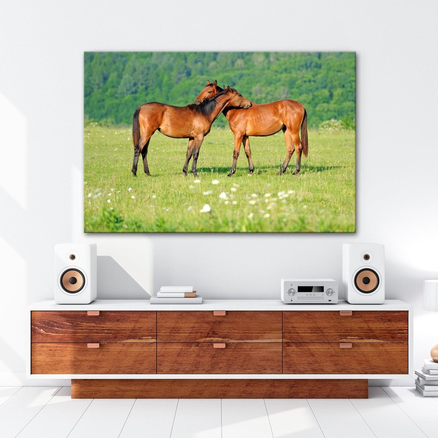 Leinwandbild Zärtliche Pferdeliebe in sommerlicher Wiesenruhe - deyoli