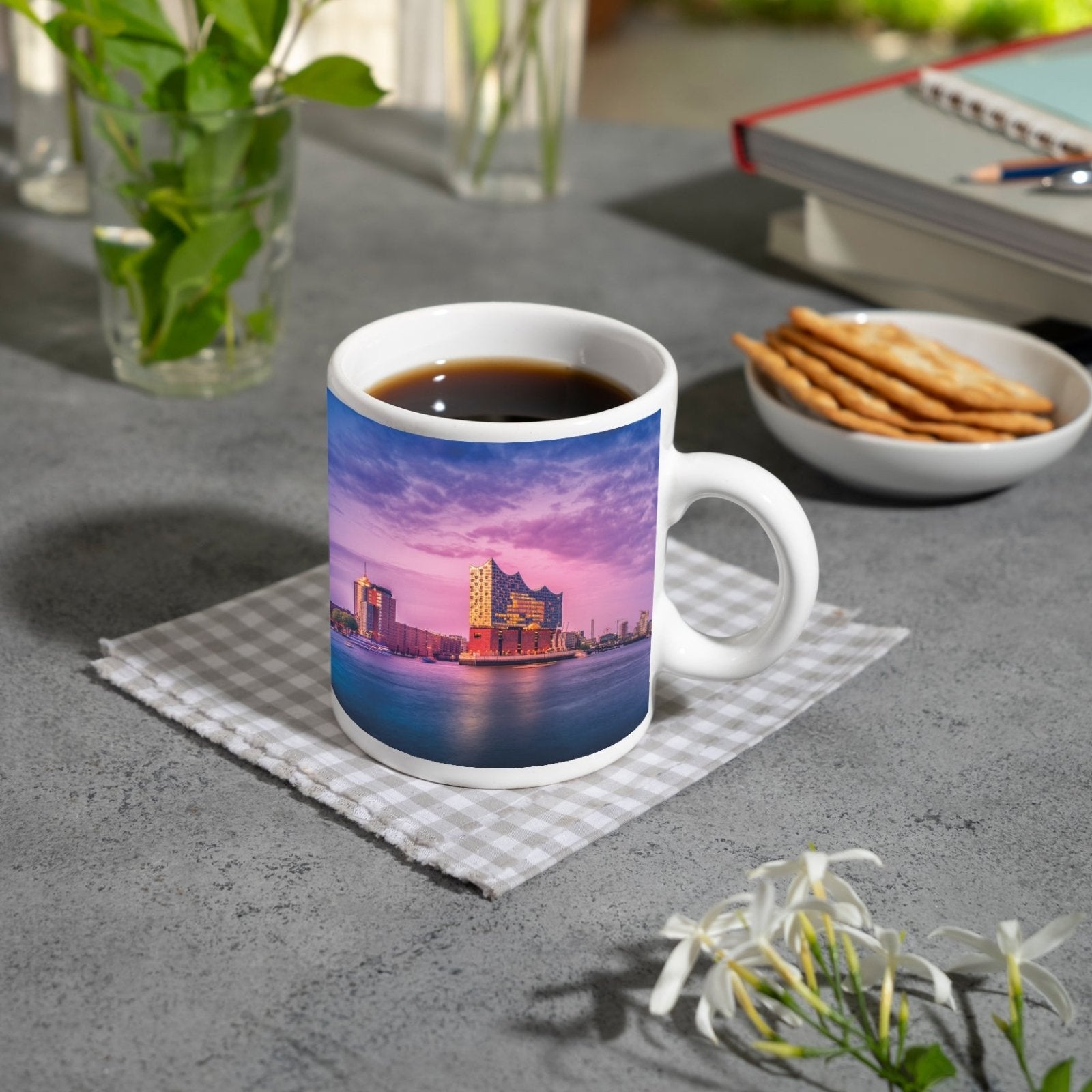 Motivtasse Abendlicht küsst Hamburgs Hafen mit goldener Eleganz. - deyoli