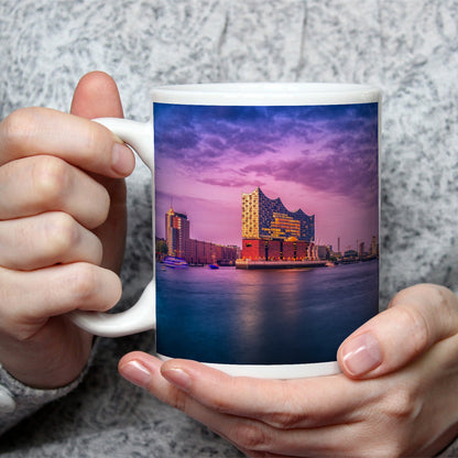 Motivtasse Abendlicht küsst Hamburgs Hafen mit goldener Eleganz. - deyoli