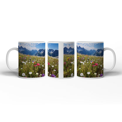 Motivtasse Alpenblumen erblühen stolz vor majestätischer Bergkulisse. - deyoli