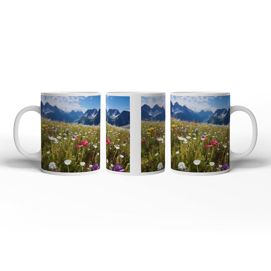 Motivtasse Alpenblumen erblühen stolz vor majestätischer Bergkulisse. - deyoli