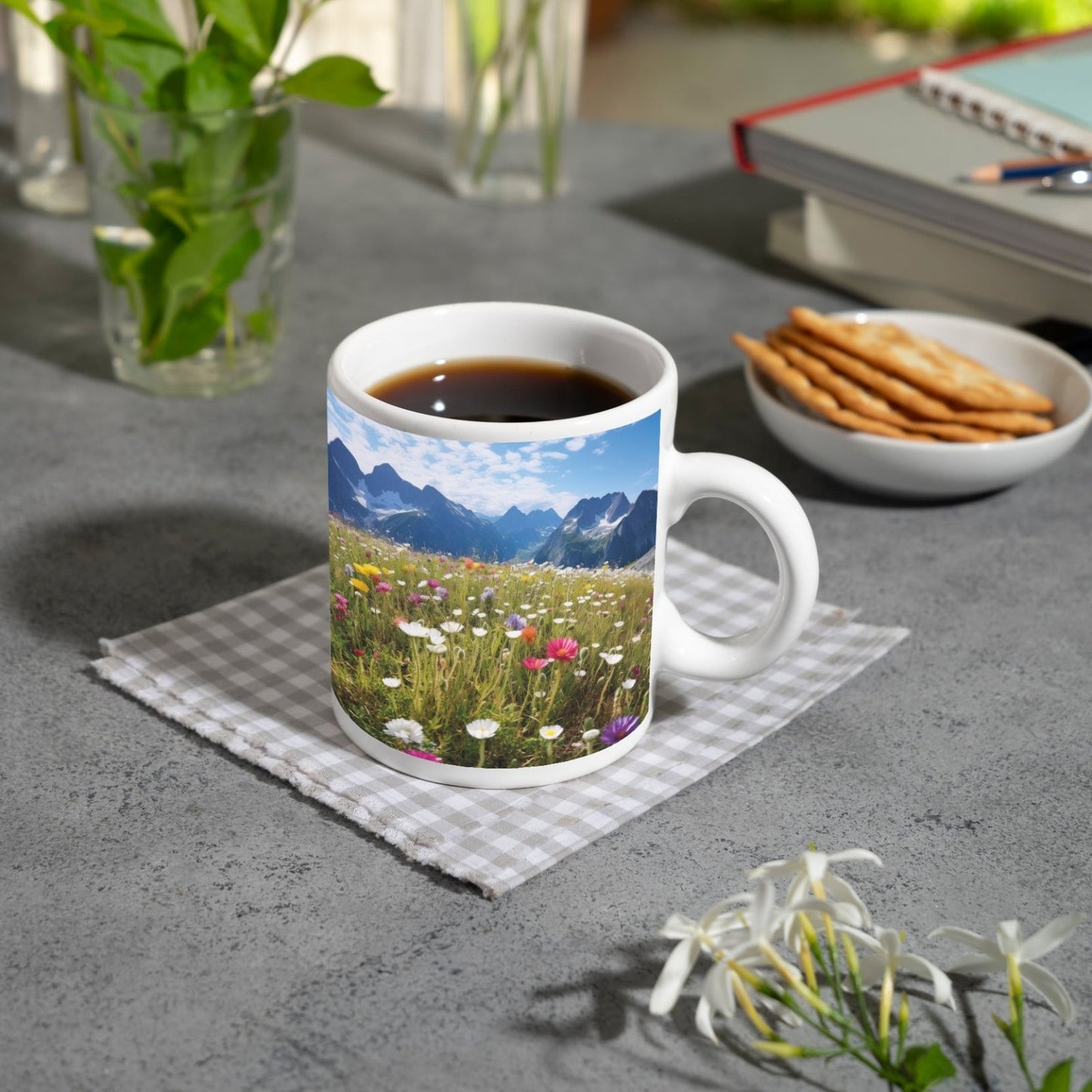 Motivtasse Alpenblumen erblühen stolz vor majestätischer Bergkulisse. - deyoli