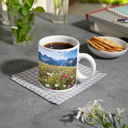 Motivtasse Alpenblumen erblühen stolz vor majestätischer Bergkulisse. - deyoli